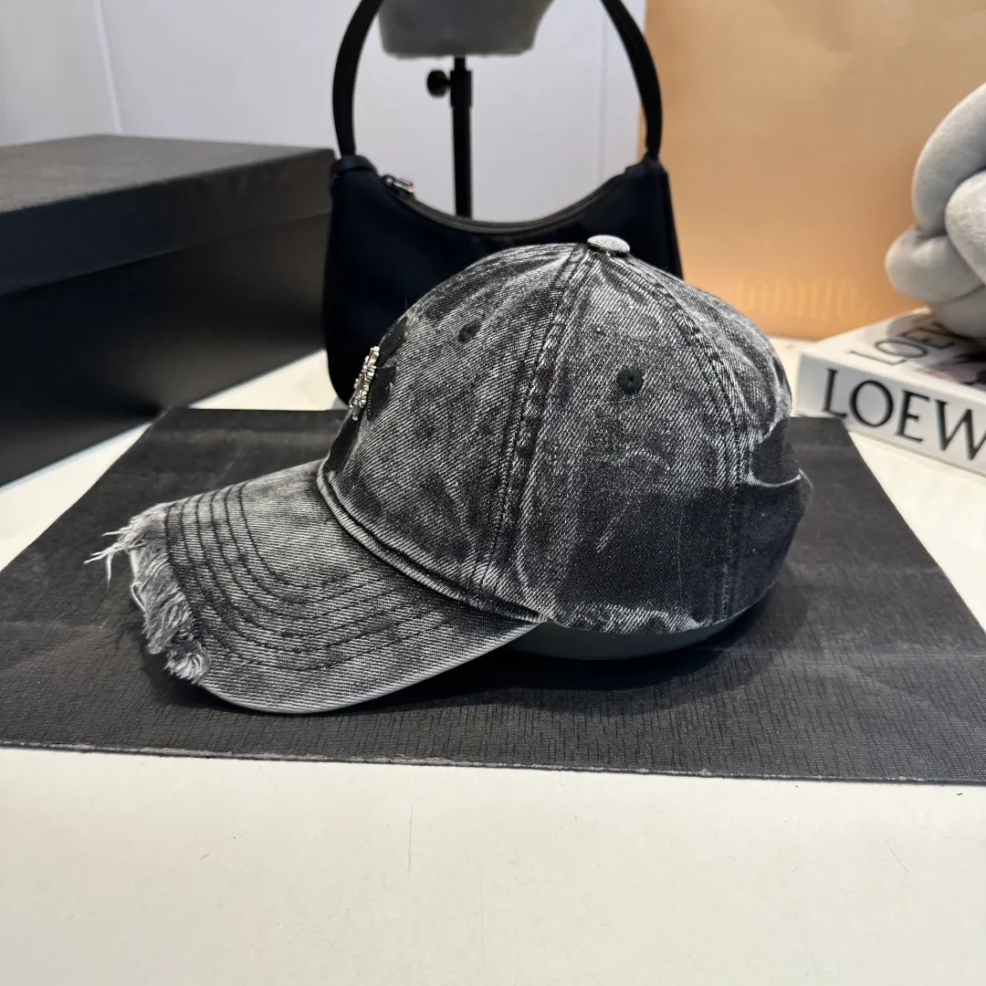 P60 Croxin's new denim denim baseball cap. Washed twill denim baseball cap. Newly launched washed denim series, casual and versatile. An artifact for spring and summer wardrobe matching.